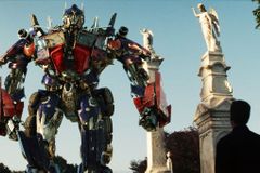 Recenze: Transformers 2 hýří příliš mnoha atrakcemi