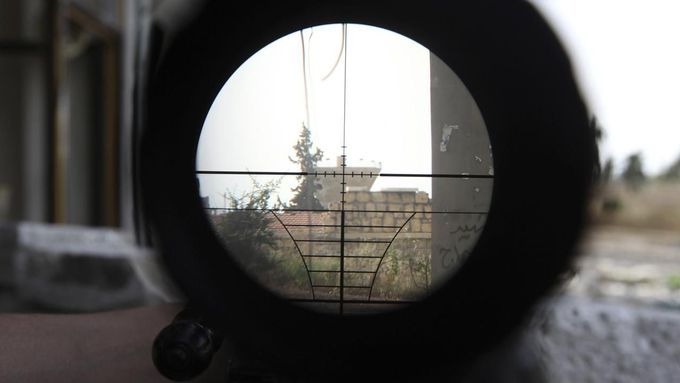 Část Aleppa Asadova armáda kontroluje, jak je vidět skrze dalekohled jednoho ze sniperů opozice.