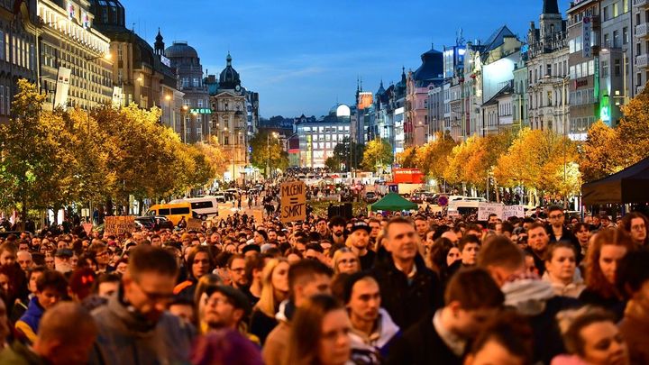 Stovky lidí se sešly v centru Prahy, uctívají památku obětí homofobní vraždy; Zdroj foto: ČTK