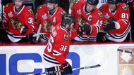 Hokejisté Chicaga oslavují střelce dvou branek Davea Bollanda