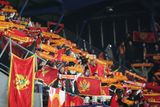 K prvnímu utkání, jež se odehrálo na pražské Letné, přijelo Černohorce z Balkánu podpořit několik tisícovek fanoušků, jež zcela zaplnili sektor hostí.