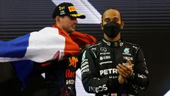 Max Verstappen z Red Bullu a pilot Mercedesu Lewis Hamilton po VC Abú Zabí F1 2021