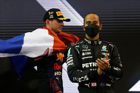 Max Verstappen z Red Bullu a pilot Mercedesu Lewis Hamilton po VC Abú Zabí F1 2021