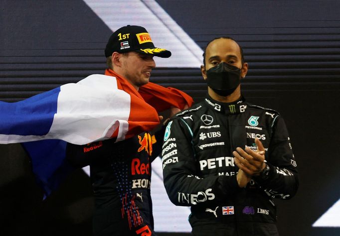 Max Verstappen z Red Bullu a pilot Mercedesu Lewis Hamilton po VC Abú Zabí F1 2021