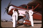 Letecký instruktor a jeho žáci studují mapu. Letiště Meacham Field, Fort Worth, Texas (Arthur Rothstein, 1942)
