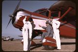 Letecký instruktor a jeho žáci studují mapu. Letiště Meacham Field, Fort Worth, Texas (Arthur Rothstein, 1942)