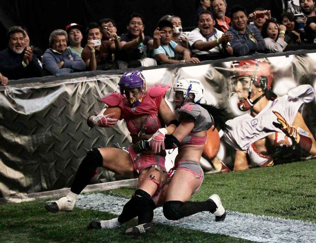 Ženský americký fotbal ve spodním prádle (Lingerie Football League)