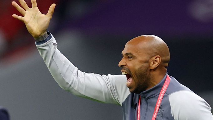 Asistent trenéra Belgie Thierry Henry prožíval zápas emotivně