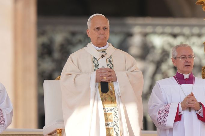 "Dnešní noví svatí nejsou hrdinové nebo paladinové nějakého ideálu, ale ryzí muži a ženy," řekl o nich papež Lev XIV..