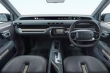 Toyota TJ Cruiser Concept - Interiér je spíš do retra. Auto by mělo pohánět hybridní soustrojí benzinového čtyřválce a elektromotoru.