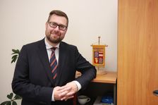 Změna financování školníků a kuchařek je správná. Opozice nemá lepší plán, tvrdí náměstek