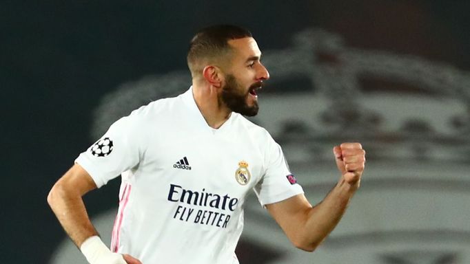 Karim Benzema slaví jednu ze svých branek proti Borussii