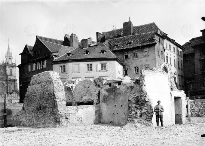 Pohled na bourání domu čp. 16 na Starém Městě (Andělská kolej) při asanaci. Rok 1909