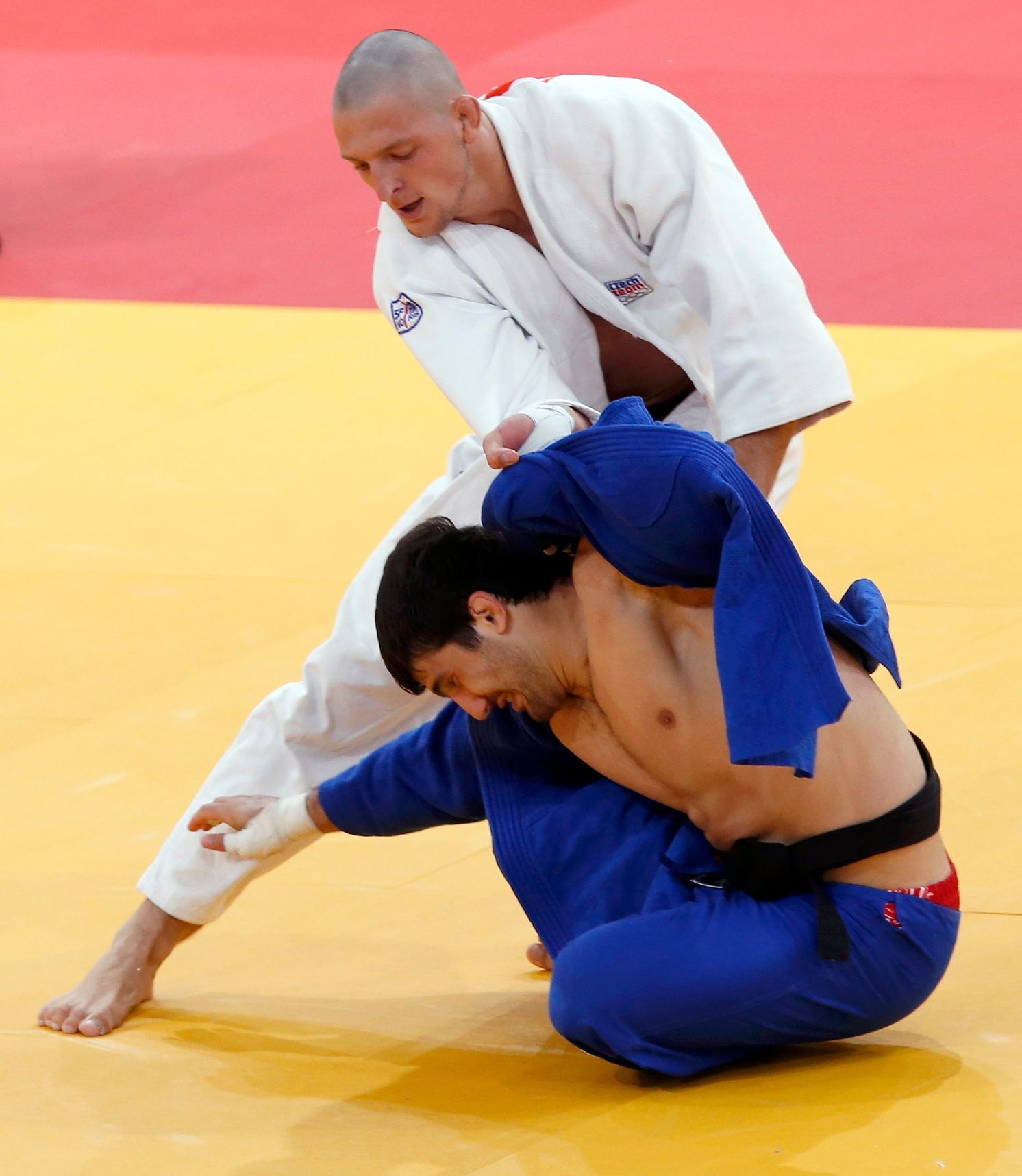Lukáš Krpálek (v bílém) bojuje na olympiádě v Londýně
