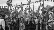 Po druhé světové válce se Maďarsko ocitlo ve sféře vlivu Sovětského svazu. Fotografie zachycuje prvomájový průvod v Budapešti v roce 1947.