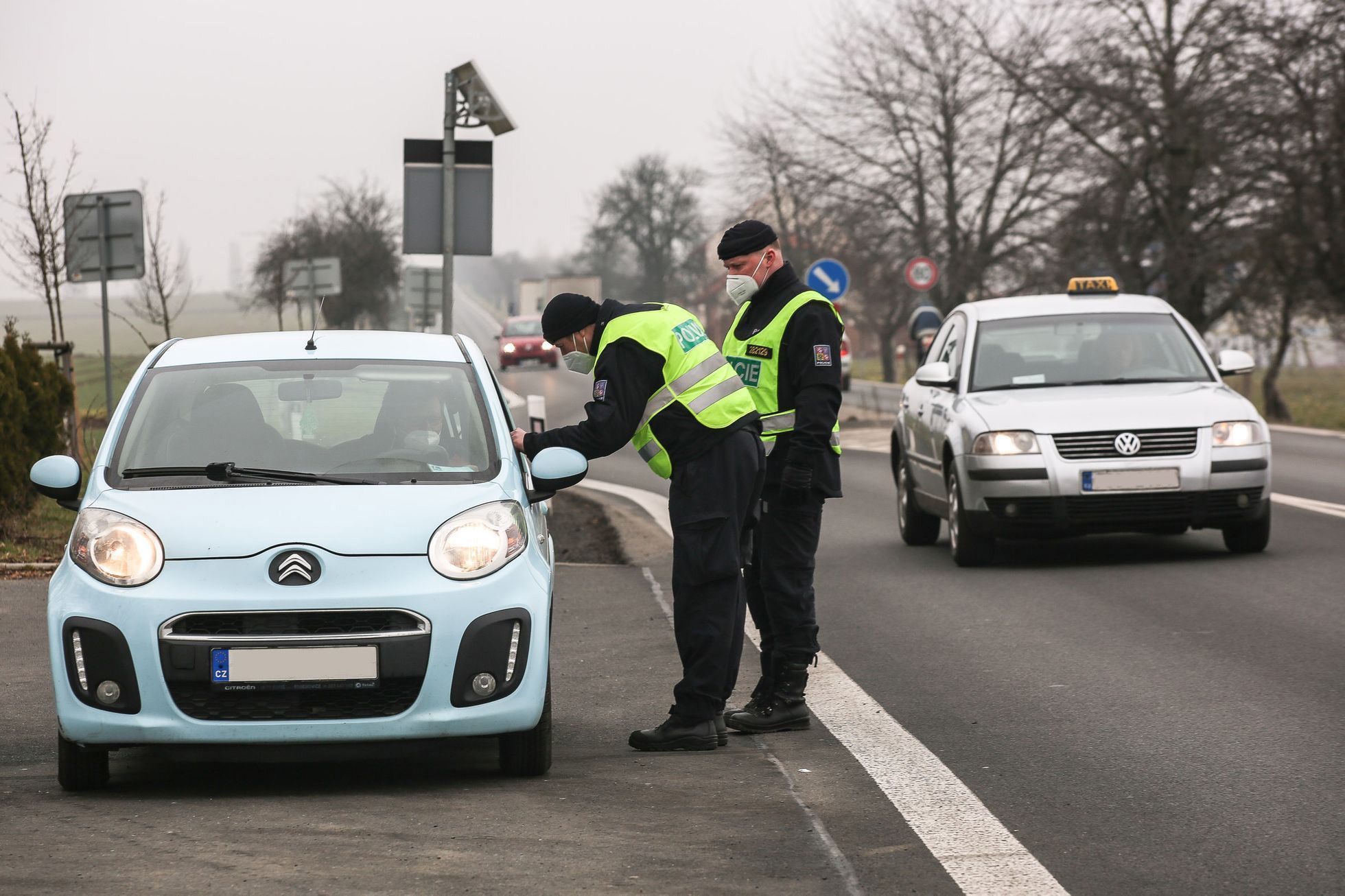 Policie, hlídka, policista, koronavirus, nouzový stav, omezený pohyb mezi okresy, doprava, Praha-východ, Praha Říčany, blured SPZ