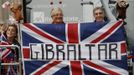 Spectators wait for the arrival of Britain's Queen Elizabeth at St Paul's Cathedral in central London June 5, 2012. Four days of nationwide celebrations during which millions of people have turned out to mark the Queen's 60 years on the throne conclude on Tuesday with a church service and carriage procession through central London. REUTERS/Andrew Winning (BRITAIN - Tags: ROYALS ENTERTAINMENT SOCIETY ANNIVERSARY) Published: Čer. 5, 2012, 7:46 dop.