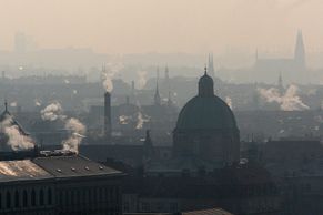 Foto: Praha v závojích smogu. Auta, největší znečišťovatelé, jezdí dál a nikdo je neomezuje