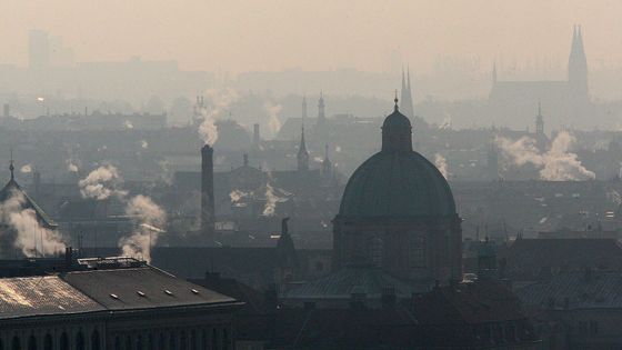 Foto: Praha v závojích smogu. Auta, největší znečišťovatelé, jezdí dál a nikdo je neomezuje