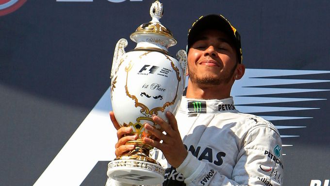 Lewis Hamilton sis trofejí pro vítěze Velké ceny Maďarska tulí moc rád a často.