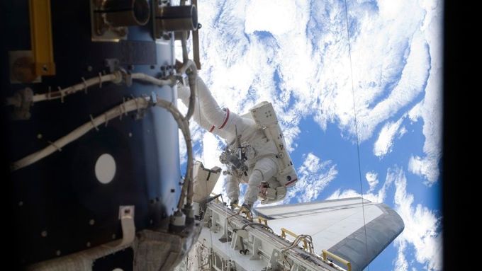Astronauté na ISS podnikli celkem tři výstupy do otevřeného prostoru, jejichž cílem bylo připravit podmínky pro přijímání soukromých lodí v rámci programu Commercial Crew Programme.
