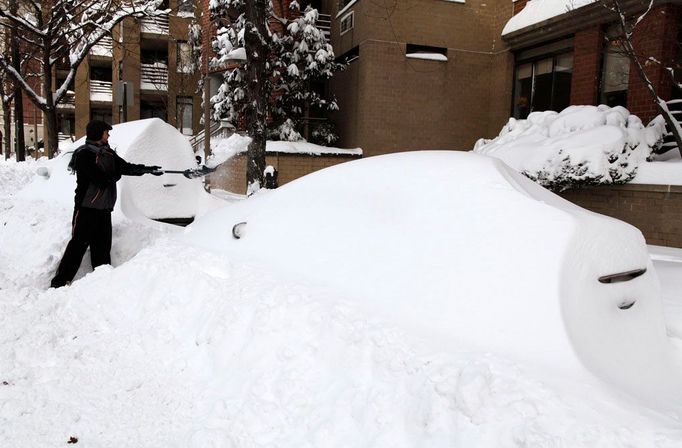 Na předměstí New Yorku, v Hobokenu, se John O'Connell snaží vyhrabat auto své přítelkyně. Dnes se do města asi nedostane.