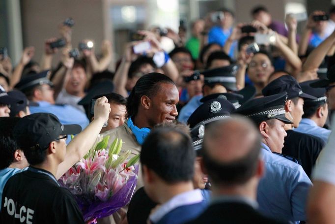 Fotbalista Didier Drogba z Pobřeží Slonoviny je vítán fanoušky při příletu do nového působiště Šanghaj Šenhuja, kde podepsal smlouvu na dva a půl roku.