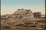Akropole, Sparta, Olympie, Korfu, Zakynthos. Jména míst, ze kterých dýchá dávná historie a také letní dovolená. Jak vypadaly v dobách před 120 lety? Ukazují to staré fotochromové tisky. Na snímku je aténská Akropole a chrám Dia Olympského, nazývaný též Olympieion (vpravo).