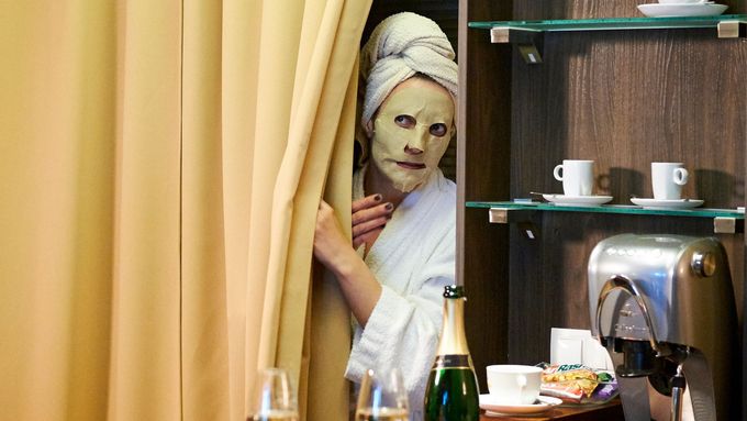 Anna Polívková v roli hromotluckého "bábochlapa" svou živelností maskuje, jak řídký materiál za snímkem stojí.