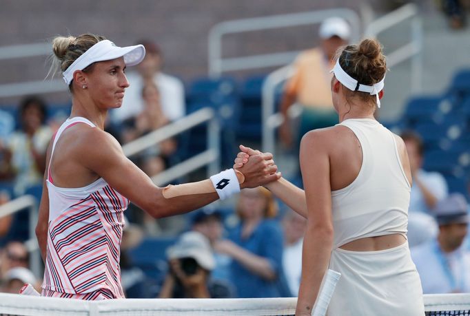 Dobojováno. Markéta Vondroušová (vpravo) gratuluje na US Open své přemožitelce Lesje Curenkové