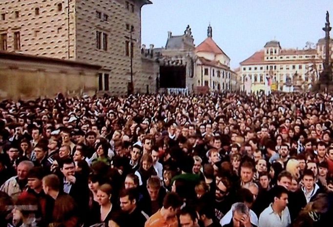 Nával na Obamu na Hradčanském náměstí v 8:00.