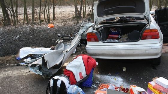 U Dobřan se BMW srazilo s autobusem, 3 lidé zemřeli