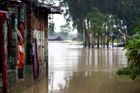 Záplavy v Nepálu mají už 70 obětí. Evakuovat obyvatele pomáhají i sloni