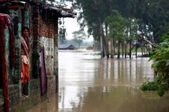 Záplavy v Nepálu mají už 70 obětí. Evakuovat obyvatele pomáhají i sloni