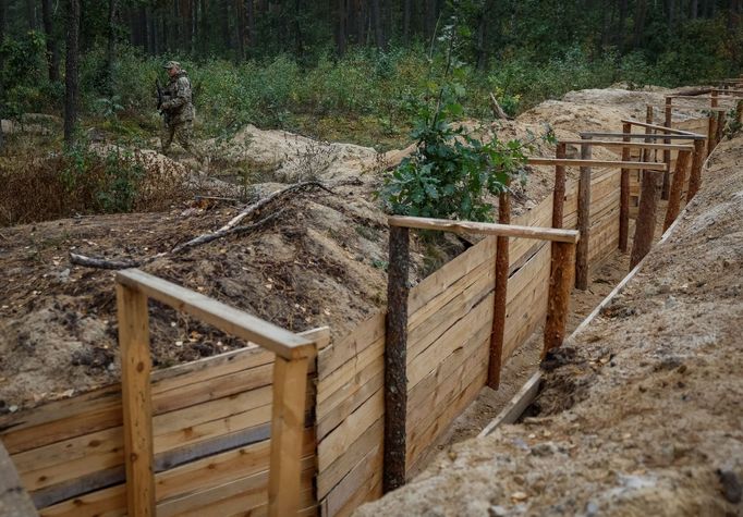 Hustý les zákopů, min, střílen a drátů. Takto Ukrajinci stráží hranici s Běloruskem, snímek ze září 2023.