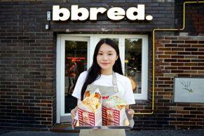 Korejské toasty naplněné k prasknutí. Na Žižkově vzniklo bistro s vtipnými detaily
