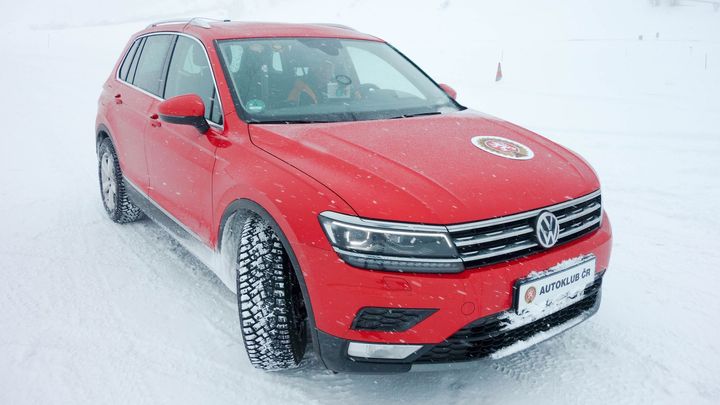 Ještě nemáte přezuto? Jediný český test vybral nejlepší zimní i celoroční pneumatiky; Zdroj foto: Autoklub ČR