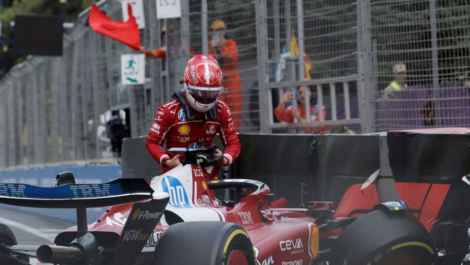 Červená vlajka, jedna z mnoha během kvalifikace na VC Ázerbájdžánu, vlaje za havarovaným vozem Charlese Leclerca z Ferrari