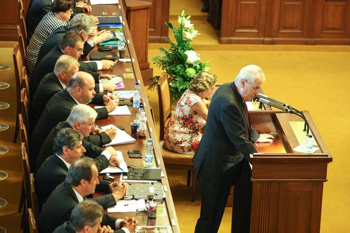 Lodivod Miloš Zeman a jeho tým. Momentka z hlasování o důvěře v kabinet Jiřího Rusnoka.