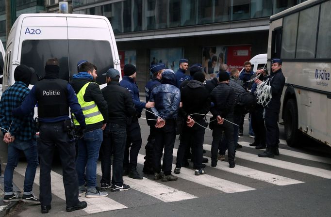 V hlavním městě tam policie zadržela více než 400 lidí, kteří páchali výtržnosti během pochodu k evropské čtvrti i při protestu u budov belgické vlády a parlamentu.