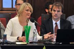 Policie vyslechla Mayerovou z kauzy Čapí hnízdo, posledně se jí udělalo zle
