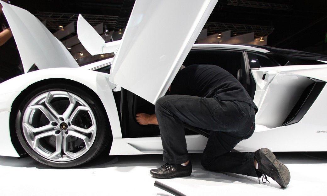 Úklid před otevřením autoshow ve Frankfurtu