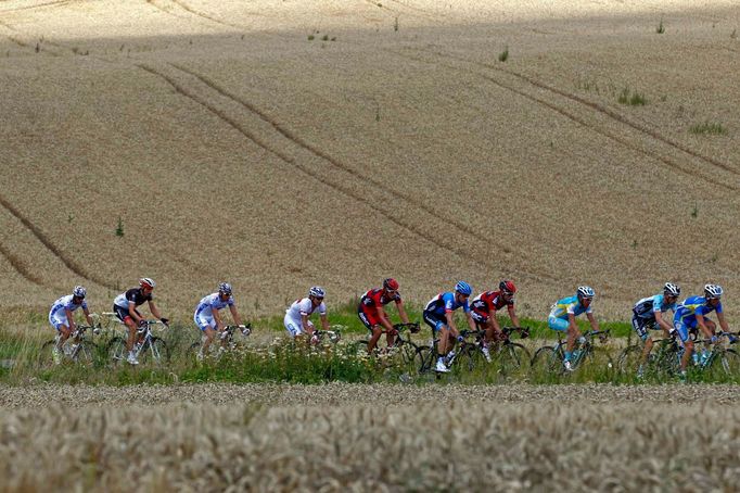 Cyklistický peloton během desáté etapy Tour de France 2012.