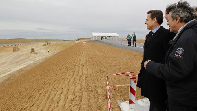 Francouzský prezident Sarkozy kritizoval "ekologické fundamentalisty" při návštěvě Bretaně minulý měsíc. Rozsah problému okolo mořských řas se snaží banalizovat.