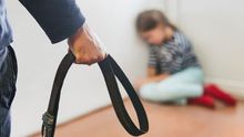 Bití dítěte vařečkou či páskem odmítají tři pětiny rodičů. Pohlavkování vadí čtvrtině