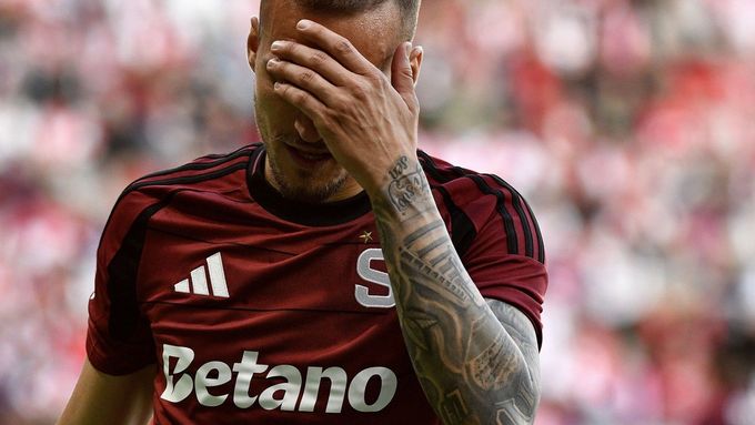 Fotbalista Sparty Lukáš Haraslín při derby se Slavií věděl, že jeho celek na tom není dobře. A může být ještě hůř.
