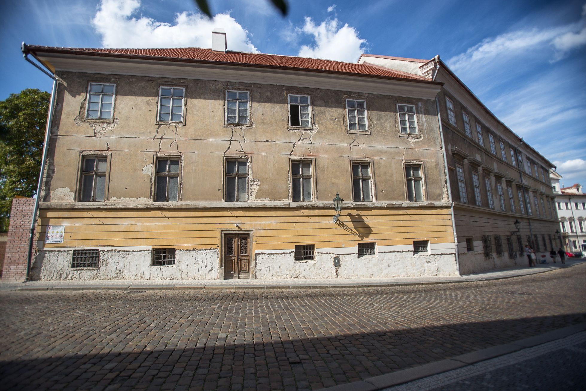 Prázdné domy v okolí Pražského hradu