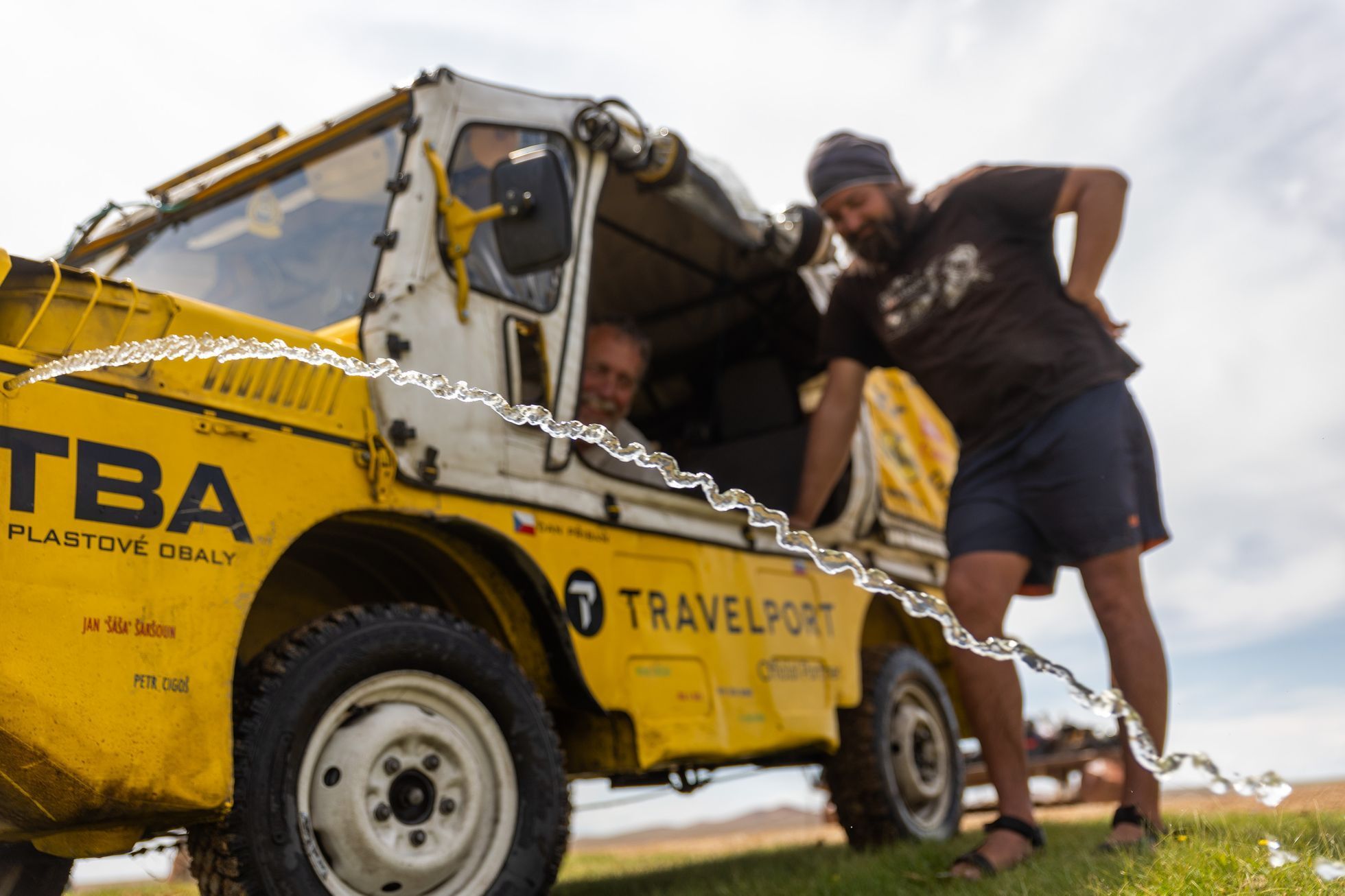 Žlutá žába pluje!