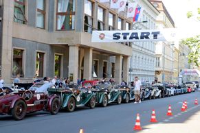 Veterány jedou nejtěžší závod v Česku. Vyjel i stroj s poškozením od fekálního vozu