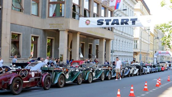 Veterány jedou nejtěžší závod v Česku. Vyjel i stroj s poškozením od fekálního vozu